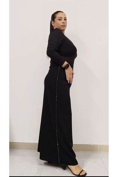 AKŞEN GİYİM Μαύρη μολύβι φούστα από ύφασμα Lycra Scuba Crepe με πέτρινη λεπτομέρεια στα πλαϊνά, κατάλληλη για μεσούρα