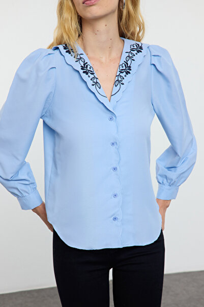 Trendyol Collection Bluză țesătă cu guler albastru cu detaliu de broderie TWOAW22BZ0100