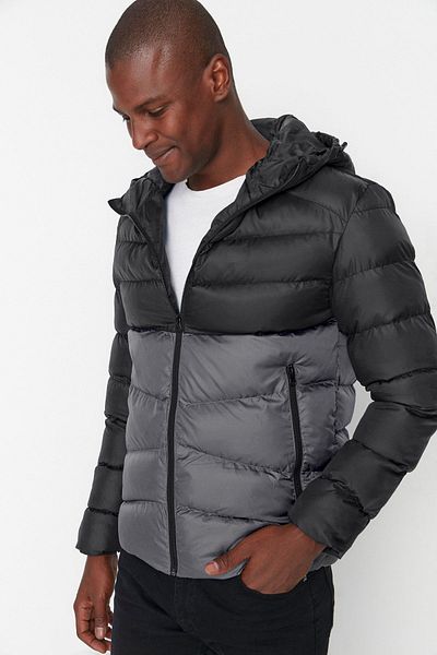 Trendyol Collection Windabweisende Pufferjacke im Farbblockdesign in Anthrazit - Regular Fit TMNAW23MO00018
