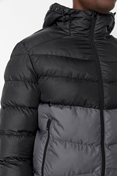 Trendyol Collection Windabweisende Pufferjacke im Farbblockdesign in Anthrazit - Regular Fit TMNAW23MO00018