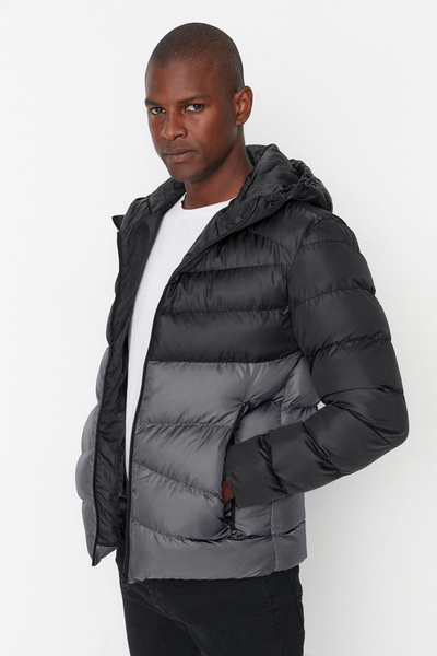 Trendyol Collection Windabweisende Pufferjacke im Farbblockdesign in Anthrazit - Regular Fit TMNAW23MO00018