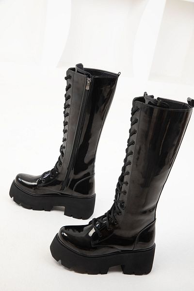 SOHO Lakované černé dámské boty - model 19785