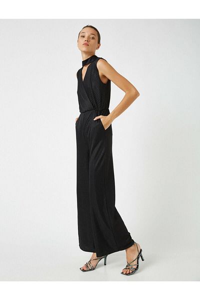 Koton Schwarzer Damen-Jumpsuit mit weitem Bein und Fensterdetail