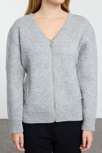 Trendyol Collection Kardigan z měkkého úpletu vyšívaný šedým kamenem - vzhled kabátu Twoaw25Hi00166