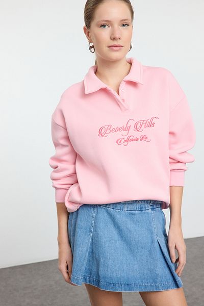 Trendyol Collection Hellrosa besticktes Hemdkragen-Sweatshirt – reguläre Passform, dicke Innenseite, Fleece TWOAW24SW00182