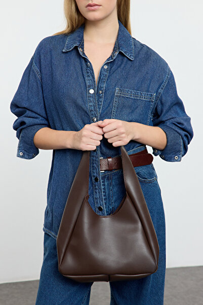 TRENDYOL SHOES Tmavě hnědá Puppy oválná dámská kabelka přes rameno TAKAW25OC00007