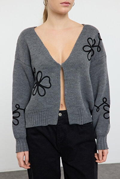 Trendyol Collection Κέντημα από ανθρακί Λεπτομερής πλεκτή ζακέτα με λαιμόκοψη TWOAW25HI00291