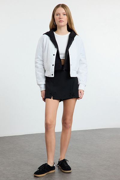 Trendyol Collection Gewebter Mini-Shortsrock – Schwarz, Schleifendetail und Schlitz TWOAW25SR00021