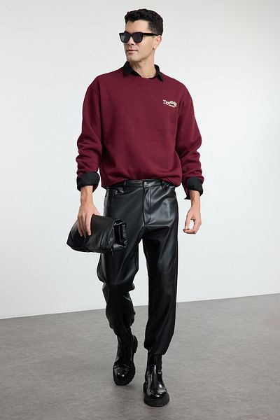 Trendyol Collection Weinrotes Oversize-Sweatshirt mit weitem Schnitt vorne, Stickerei, bedrucktem Rücken und Fleece-Innenseite TMNAW25SW00014