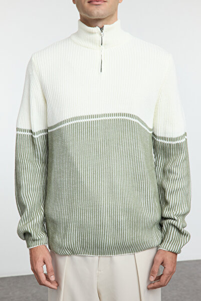 Trendyol Collection Zielony regularny sweter z półgolfem w blokach kolorów TMNAW25KZ00006