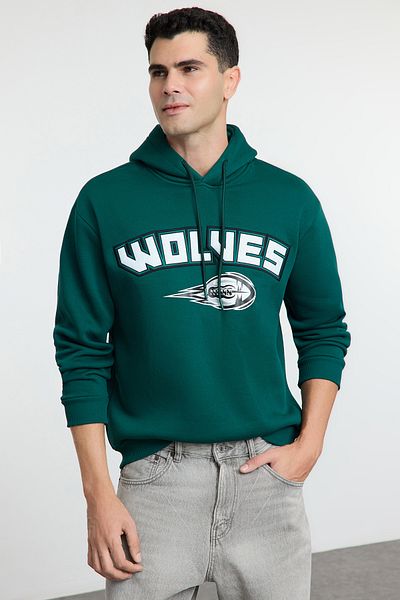 Trendyol Collection Smaragdově zelená oversize/široký střih s kapucí College potištěná mikina Tmnaw25Sw00095