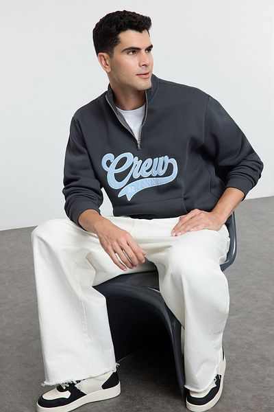 Trendyol Collection Graues, besticktes Oversize-Sweatshirt – Stehkragen und Reißverschlussdetail TMNAW25SW00083