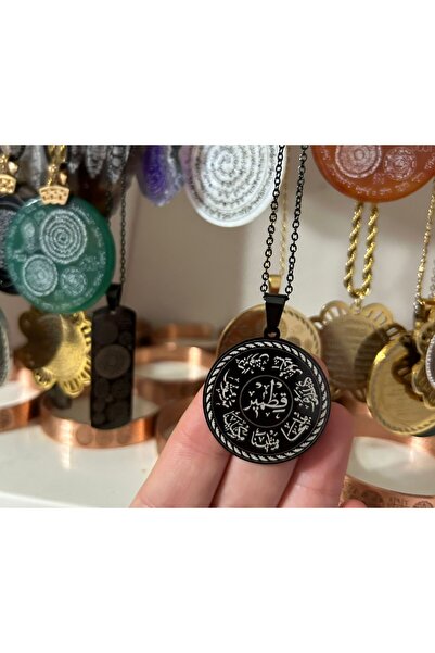 Nur Kıtmir Ashâb-ı Kehf Yazılı Siyah Çelik Kolye