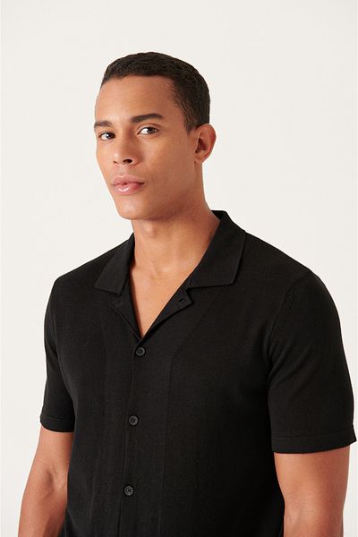Avva Schwarzes Herren-T-Shirt mit kubanischem Kragen und Knopfleiste B 005008