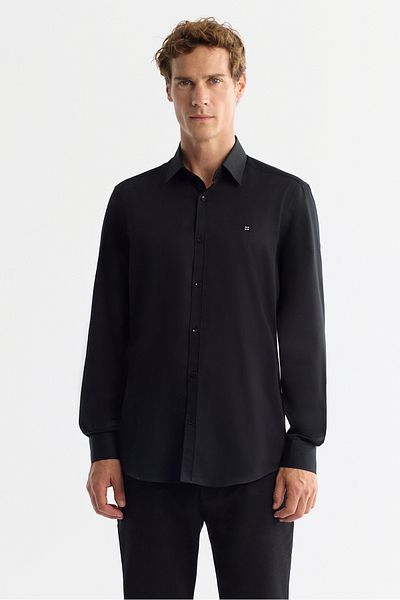 Avva Schwarzes Herrenhemd mit klassischem Kragen aus 100 % Baumwollsatin B 002006