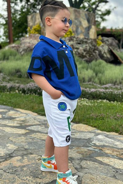 Riccotarz Blauer Shorts-Anzug für Jungen mit Textdruck und Knopfdetail am Kragen