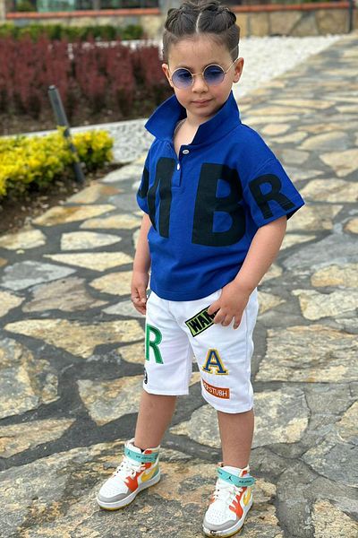 Riccotarz Blauer Shorts-Anzug für Jungen mit Textdruck und Knopfdetail am Kragen