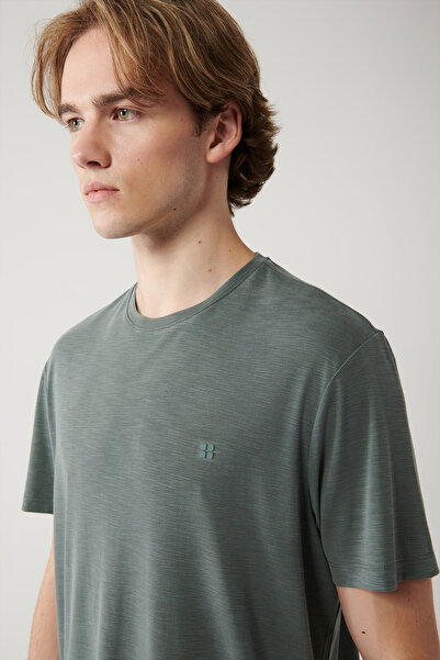 Avva Ανδρικό μπλουζάκι με λαιμόκοψη χακί, διπλής ελαστικότητας, απαλό στην αφή, βασική κανονική εφαρμογή B001031