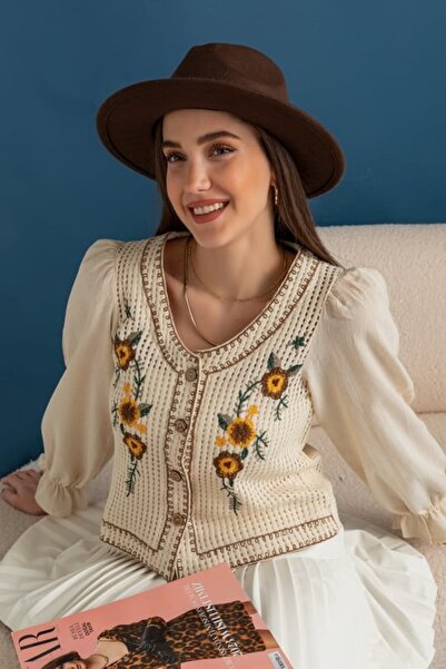 MY DEPO Γυναικεία πλεκτή μπλούζα σε μπεζ μπροστινό κουμπί με φλοράλ κέντημα