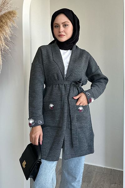 InStyle سترة تريكو رمادية مع جيوب وأكمام مطرزة