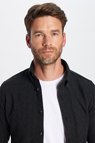 Tudors Чоловіча сорочка Slim Fit, вузького крою, чорного кольору, з дерев'яними ґудзиками та прямим коміром, для зими