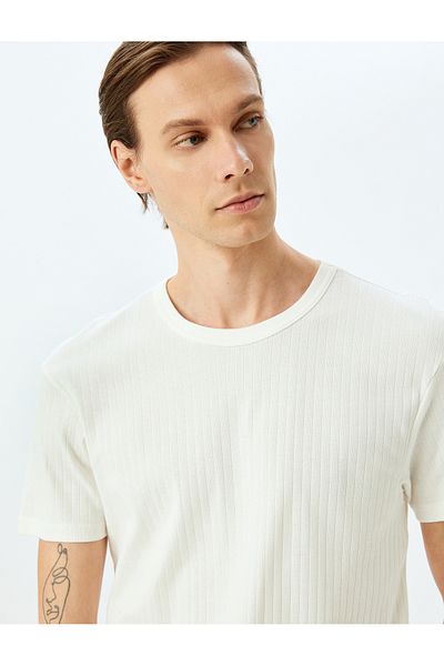 Koton Kurzärmliges, eng anliegendes Baumwoll-T-Shirt mit Rundhalsausschnitt