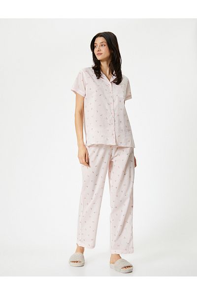 Koton Kurzärmliges Pyjamaoberteil mit Blumendruck – Knopf und Tasche