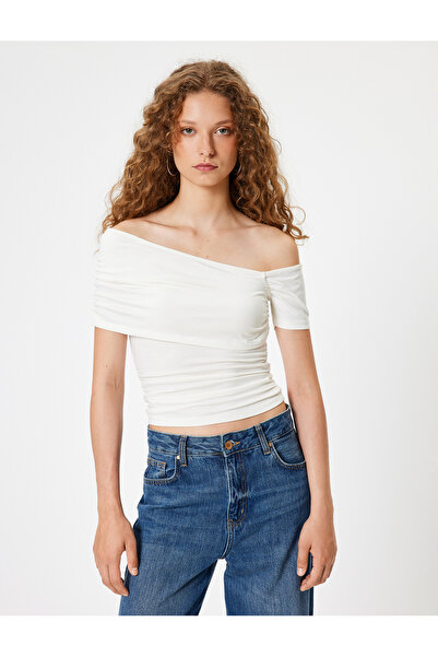 Koton Λεπτομερές κοντό μανίκι με λαιμόκοψη με λεπτή εφαρμογή