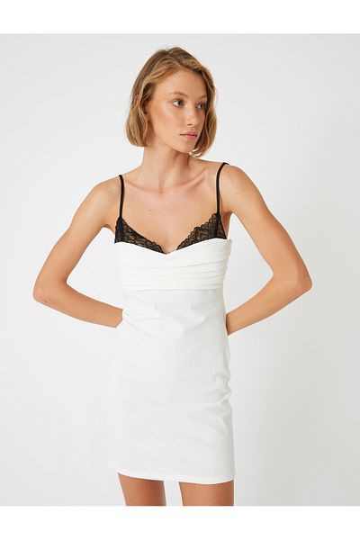 Koton Slim Fit Minikleid mit Trägern – Spitzendetail und herzförmigem Kragen