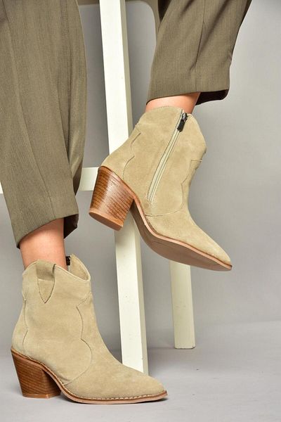 Fox Shoes Τ 380082502   Γυναικείες μπότες με χοντρό τακούνι σε μπεζ καστόρι Cowboy Model