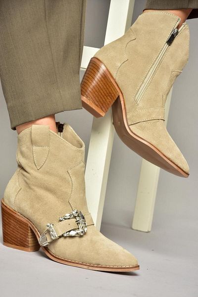 Fox Shoes Τ 380395002   Γυναικείες μπότες μπεζ από γνήσιο δέρμα σουέντ με λεπτομέρεια από πέτρα