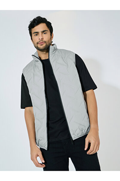 Styli Diagonal Quilted Sleeveless Puffer Jacket with Welt Pockets