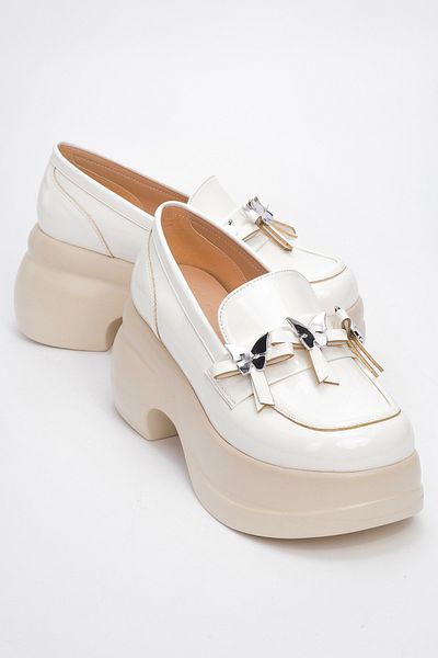 LuviShoes INDIOS Damen-Freizeitschuhe mit Keilabsatz und Schmetterlingsschnalle aus weißem Lackleder