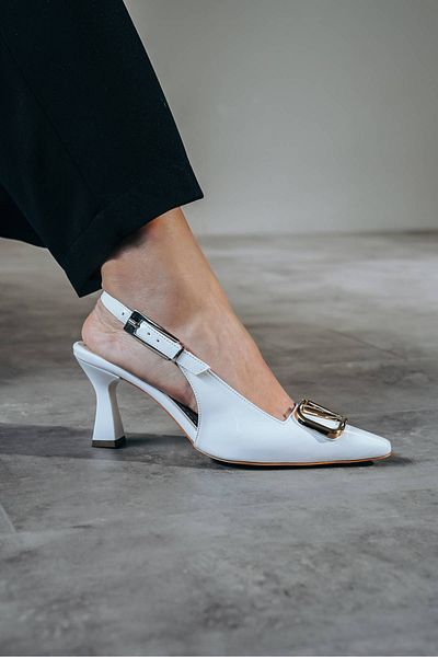 Lizzu Niolas din piele albă - Pantofi de damă cu toc scurt cu cataramă în V