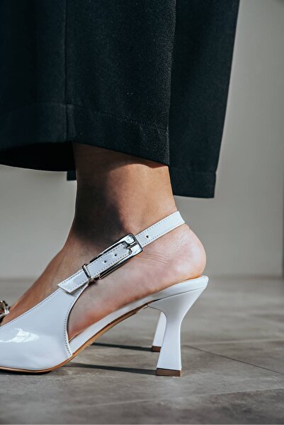 Lizzu Λευκό λουστρίνι Niolas - Γυναικεία παπούτσια με κοντό τακούνι με λεπτομέρεια με αγκράφα V