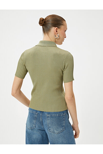 Koton Rollkragenpullover aus geripptem Strick mit Knöpfen und kurzen Ärmeln aus Viskose