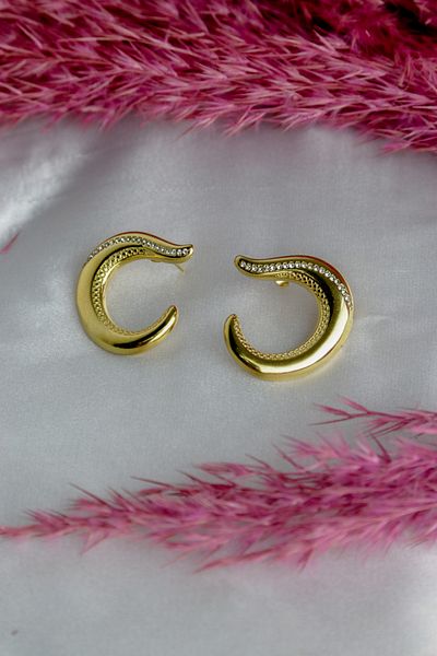 Store أقراط ذهبية اللون غير مشوهة من الفولاذ