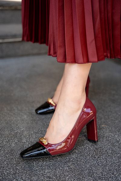 LAMİNTA Pantofi cu toc de damă Sassa Burgundy, cu accesorii aurii de culoare dublă