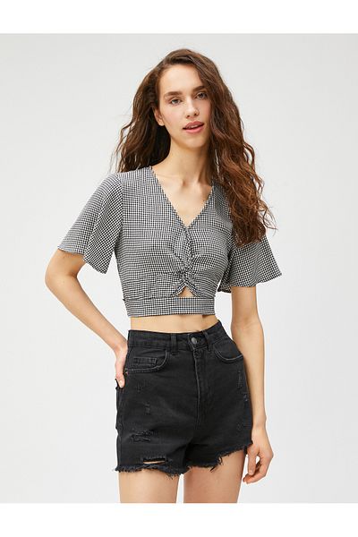 Koton Crop-Bluse mit V-Ausschnitt und Fensterausschnitt. Detaillierter V-Ausschnitt