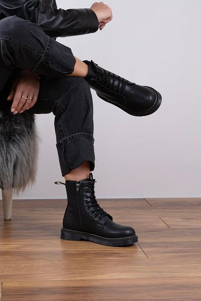 sovrana Black Boots - Lace Detailed