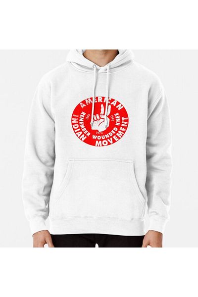 Hvit Stein Φούτερ με στάμπα AIM (American Indian Movement).
