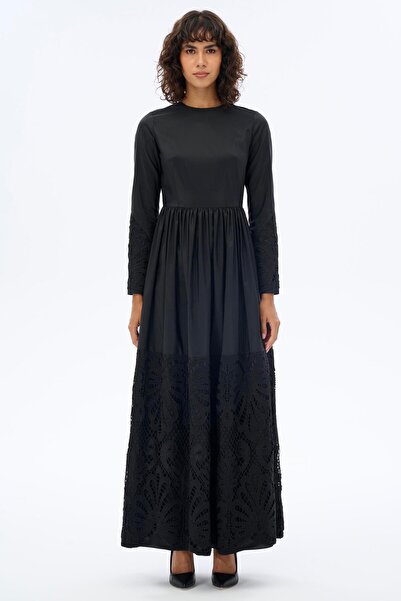 miha Hicran Önal Rochie neagră din tafta cu fustă brodată