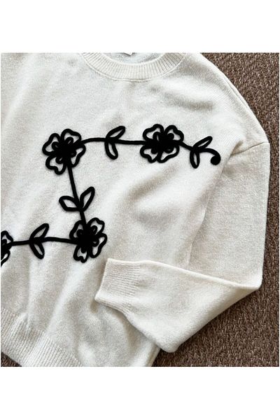 Butik İNCİ WEARS Pulover supradimensionat crem tricot cu motiv negru