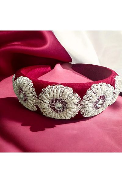 alsaccessories Елегантна корона за коса с гипюр и детайли от камъни върху червена кадифена корона