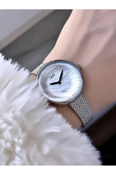 Q&Q   Minimal Elegant Thin Case Women's Straw Cord Wristwatch