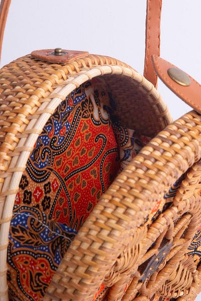 Nas Bag Дамска чанта с кръгла слама в кафяво - с кожена каишка