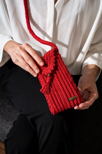 Hilaliart Kırmızı Püsküllü  El Örgüsü Cep Telefonu Çantası