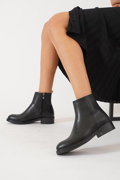 Moda Pie Μαύρες γυναικείες μπότες Klomix - Επίπεδο φερμουάρ και δέρμα
