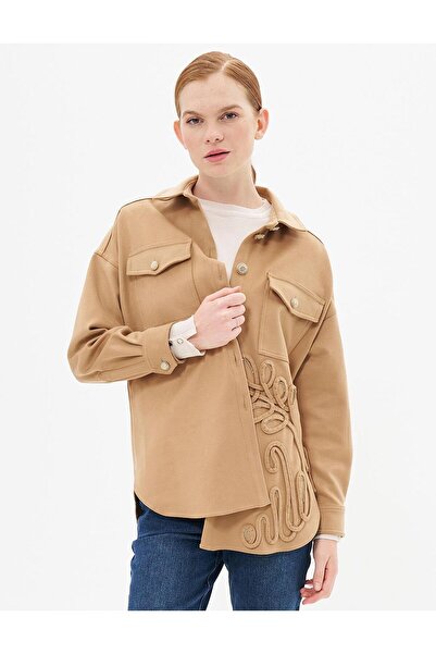 Kayra Camel Stamp Jacket - Λεπτομέρεια με χρυσό κουμπί
