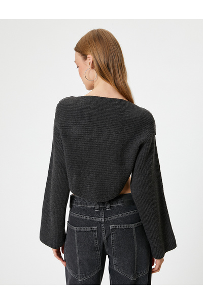 Koton Kurzer Strickpullover mit U-Boot-Ausschnitt und mehrlagigen Glockenärmeln